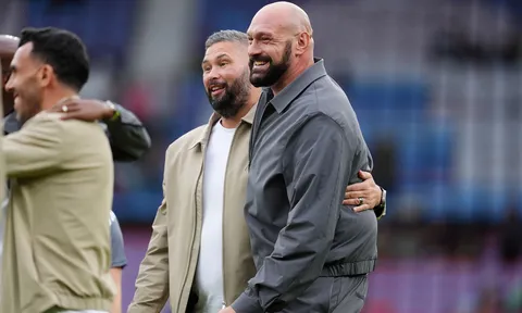 "Điều đó đang gặm nhấm anh ta": Tony Bellew khẳng định Tyson Fury chưa thể chấp nhận sự vĩ đại của Oleksandr Usyk