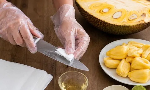Mẹo làm sạch nhựa mít dính dao, dính tay cực nhanh: Đừng rửa nước ngay kẻo càng dính