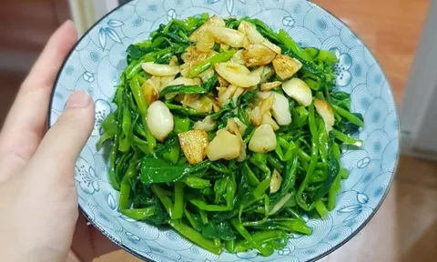 Mẹo xào rau muống xanh biếc, giòn tan, để nguội không thâm đen