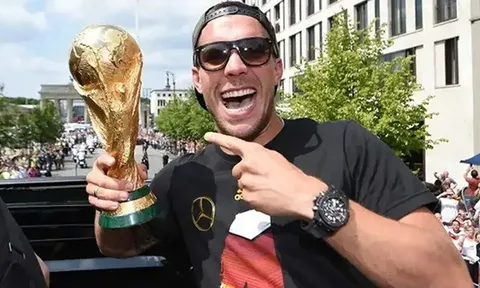 Lukas Podolski chính thức tuyên bố giải nghệ
