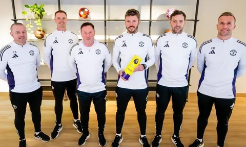 Ban huấn luyện của Michael Carrick chính thức gia hạn với MU