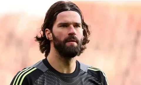 Alisson muốn chốt tương lai trước sự quan tâm từ Juventus