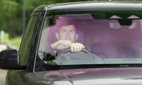 Maguire buồn bã lộ diện sau cú sốc mất vé World Cup