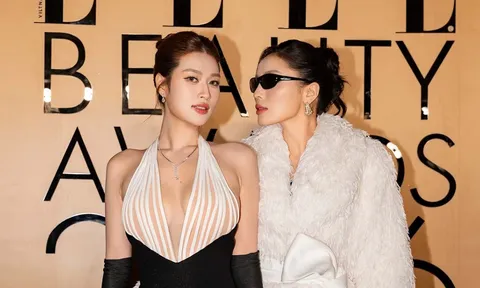 Kỳ Duyên trao giải cho Thiên Ân tại ELLE Beauty Awards 2026 sau màn chụp ảnh đôi gây chú ý trên thảm đỏ