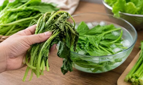 Đừng vội vứt rau hơi hé, làm cách này rau có thể tươi như mới