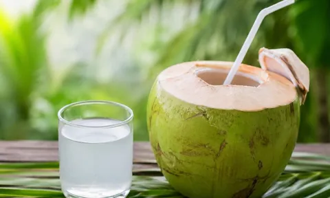 Những người cần hạn chế uống nước dừa