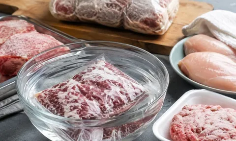 Sai lầm khi rã đông thịt làm tăng nguy cơ nhiễm khuẩn và mất dinh dưỡng