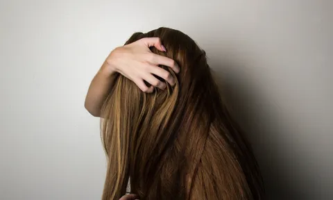 Thêm một nguyên liệu vào dầu gội, nhiều người thấy tóc lâu bết hơn trong mùa hè