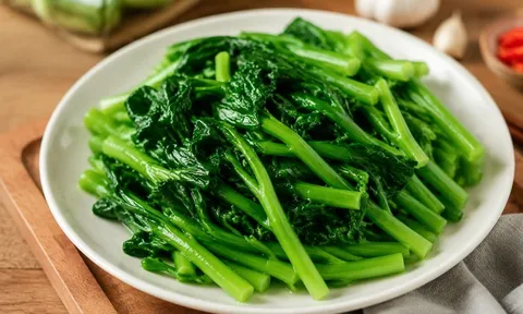 Vì sao rau luộc dễ mất màu, chuyển xanh sang vàng úa? Mẹo đơn giản giúp rau xanh mướt, để lâu vẫn đẹp mắt
