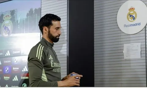 Alvaro Arbeloa bỏ buổi họp báo cuối cùng ở Real Madrid