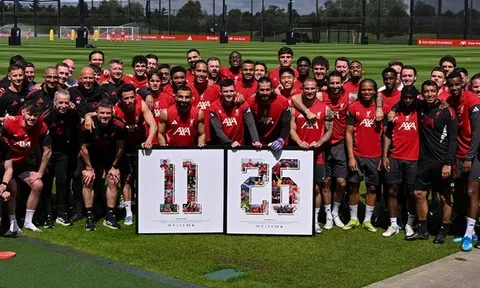 Salah xúc động nhận quà tri ân trước khi rời Liverpool