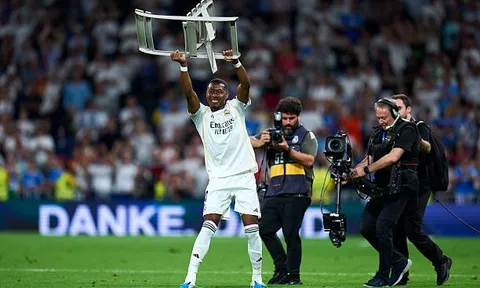Alaba rơi lệ rời Real Madrid cùng biểu tượng chiếc ghế huyền thoại