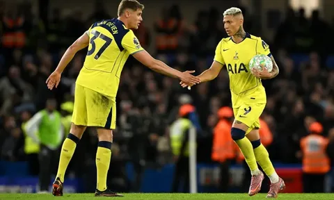 Chuyên gia chia rẽ về tấm vé xuống hạng của Spurs và West Ham