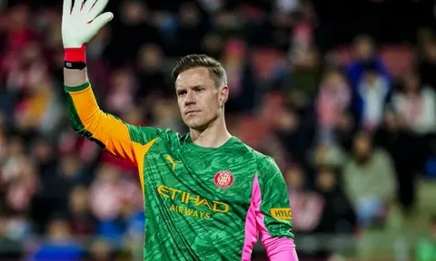 Ter Stegen đối mặt tương lai mịt mờ sau mùa giải kỳ lạ