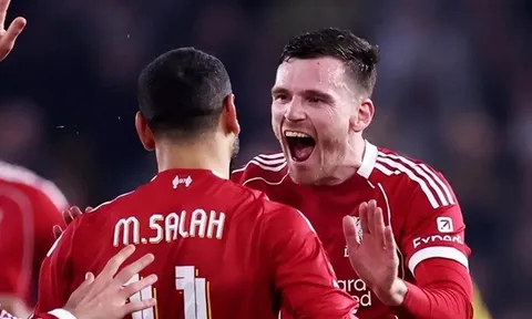 Van Dijk tri ân đầy cảm xúc đến Salah và Robertson