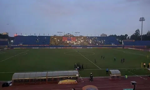 Sân Gò Đậu mất điện giữa trận cầu sinh tử ở V-League