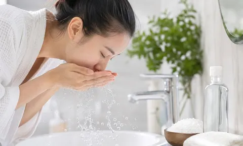 Bất ngờ cách rửa mặt với nước muối giúp sáng da, giảm thâm, giảm mụn nhưng phải dùng đúng