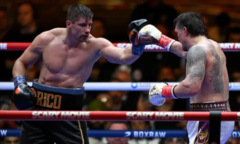 Bảng điểm chính thức trận Oleksandr Usyk vs. Rico Verhoeven: Hai giám định chấm hòa trước thời khắc knock-out định mệnh