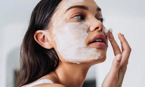 Mặt nạ ngủ tràm trà được nhiều người yêu thích vì hỗ trợ da mụn, nhưng cần dùng đúng cách
