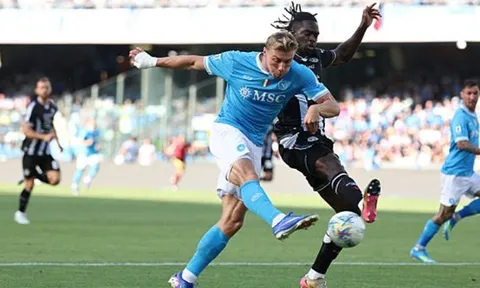 Hojlund tỏa sáng, Napoli hạ Udinese để giữ chắc ngôi á quân