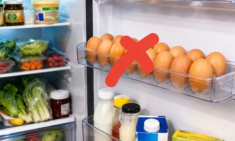 Cất trứng trong tủ lạnh, để cánh tủ là sai. Hãy nhớ "vị trí vàng" dưới đây