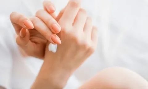 Công thức “mặt nạ tay cho người lười” được nhiều cô gái yêu thích vì giúp da tay mềm mịn hơn