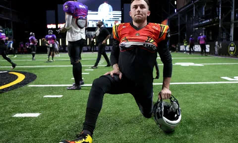 Trực tiếp Brand Risk 14: Johnny Manziel hạ gục Bob Menery trong trận chiến của những tay ngang