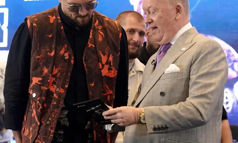 Frank Warren ra tối hậu thư: Không có chuyện Usyk tái đấu Rico trước khi gặp Kabayel
