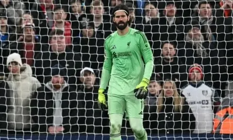 Liverpool giữ chân Alisson Becker trước sự chèo kéo của Juventus