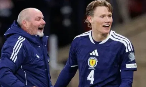 McTominay ca ngợi Steve Clarke là huấn luyện viên xuất sắc