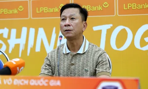 HLV Văn Sỹ Sơn ngỡ ngàng khi bị VFF cấm chỉ đạo hai trận