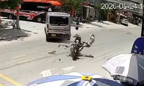 Clip: Hai thanh niên đi xe máy văng lên không trung sau cú tông xe 9 chỗ kinh hoàng