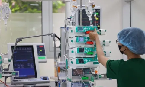 Đá bóng dưới nắng nóng, thiếu niên bị sốc nhiệt, suy gan thận