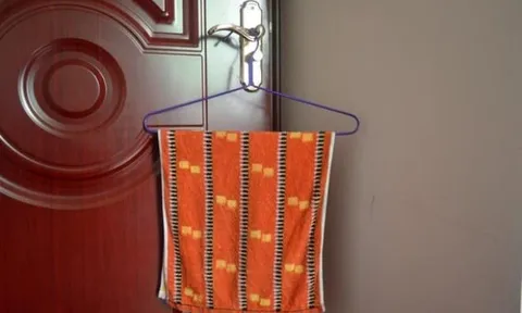 Treo một chiếc khăn ẩm lên tay nắm cửa,, mẹo nhỏ lợi cho cả nhà
