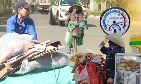 Những ngày Hà Nội chạm ngưỡng 40 độ C: Nơi tấm áo mẹ đẫm mồ hôi, không dám nghỉ vì "cơm áo gạo tiền"