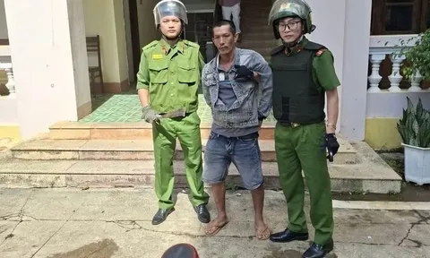 Xôn xao phụ huynh cầm dao xông vào trường tìm giáo viên vì nghi “dìm” điểm 2 con