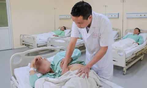 Cứu thành công quả thận chui lên ngực hiếm gặp, bác sĩ phải can thiệp trong tư thế người bệnh “gập như con tôm”