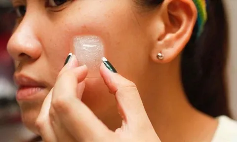 Cách dùng đá lạnh giúp se khít lỗ chân lông, da mịn màng trắng sáng
