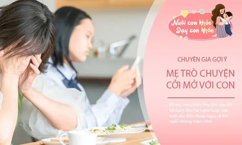 Trẻ đeo tai nghe, dán mắt vào điện thoại khi ăn cơm, chuyên gia gợi ý cách “trị” không cần quát mắng