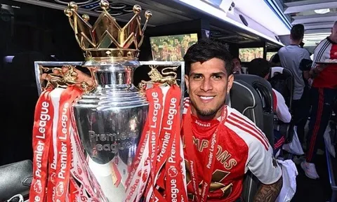 Barcelona nhắm mua trung vệ Hincapie của Arsenal