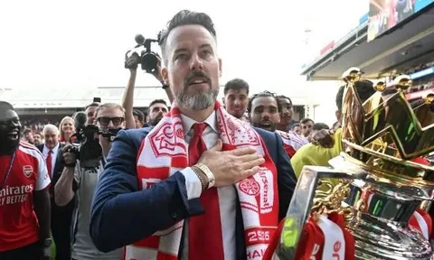 Sếp Arsenal kể lại sự cố hài hước khi ăn mừng
