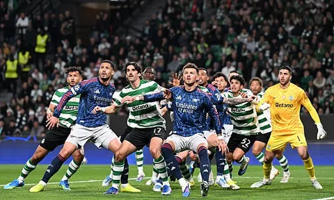 Arsenal dùng bóng chết trị chiêu dị của PSG