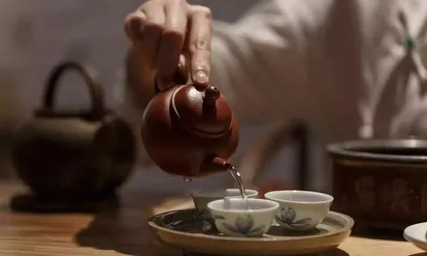 Vì sao rót trà phải cho cốc vào nước nóng trước?
