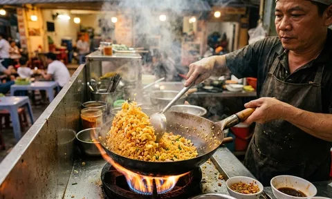 Tại sao cơm rang ngoài hàng luôn vàng đều và thơm hơn ở nhà?