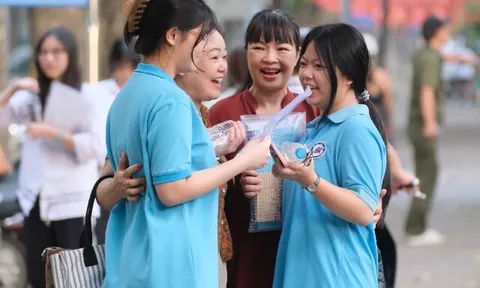 Hơn 124.000 sĩ tử Hà Nội bước vào "cuộc đua" giành suất vào lớp 10: Những khoảnh khắc ấn tượng trước giờ G