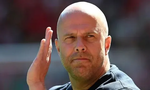 Lỗ hổng quyền lực đẩy Arne Slot rời khỏi Anfield