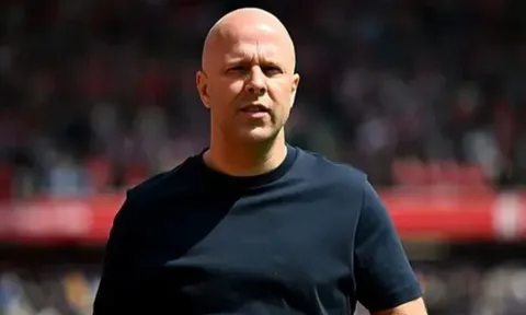 Lộ tin Arne Slot khước từ Ajax trước khi bị Liverpool sa thải