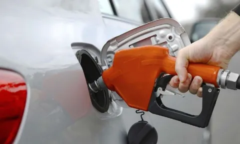 Có nên đổ xăng vào buổi trưa? Đây là 2 khung giờ đổ xăng “hời” nhất trong ngày
