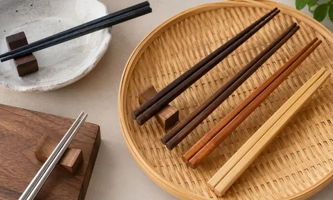 Đũa ăn nên thay bao lâu một lần? Nhiều người cứ tưởng còn dùng được là dùng, nguy cơ âm thầm