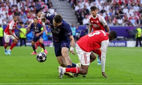 Mosquera biếu phạt đền phá hỏng thế trận của Arsenal